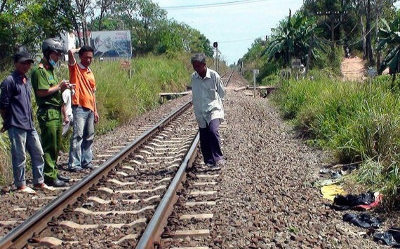 Băng qua đường ray, một thanh niên bị tàu lửa tông chết