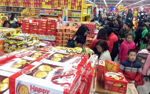 Chen chúc mua sắm tại siêu thị ngày cận Tết