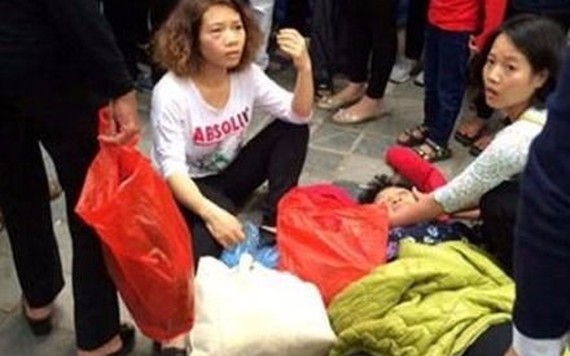 Bà cụ bị đánh ngất do dẫm chân cô gái khi đi Chùa Hương