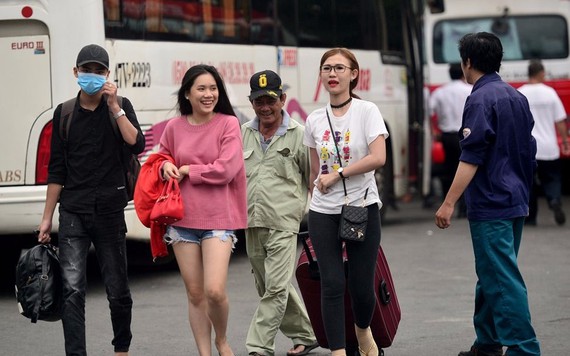 Người dân lỉnh kỉnh hành lý trở lại Sài Gòn sau Tết