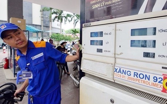 Petrolimex muốn mỗi lít xăng "cõng" 8.000 đồng thuế?