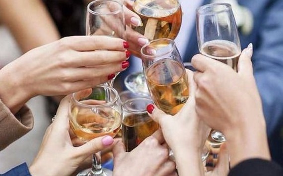 Rượu tự ngâm hay tự nấu vẫn có thể khiến người uống bị ngộ độc?