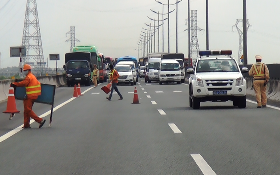 Hi hữu: Chó chạy rong trên cao tốc gây tai nạn liên hoàn