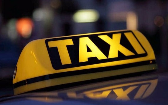 Tài xế lái taxi chạy quá tốc độ vì... hành khách xì hơi