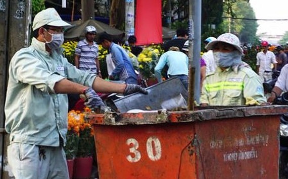 Tìm đủ cách dẹp nạn xả rác, tiểu bậy ở Sài Gòn