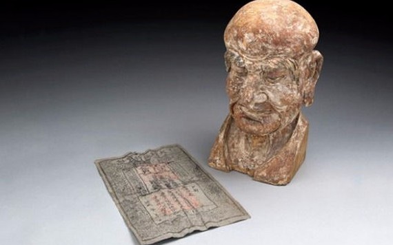 Tìm thấy tờ tiền 700 năm tuổi trong bức tượng La Hán bằng gỗ