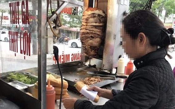 Xe đẩy bánh mì vỉa hè: Bán đều quanh năm, thu đủ tiền tỷ