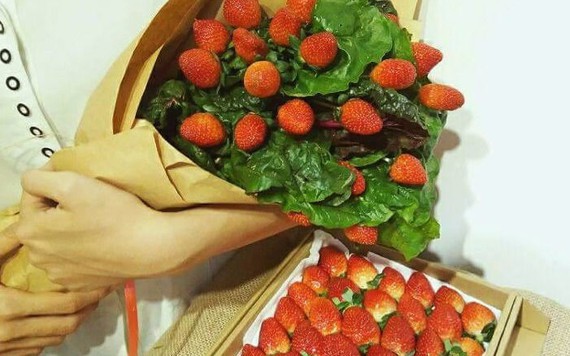 Tặng hoa Valentine: Bạn gái ăn sống, trộn salad, luộc chấm mắm