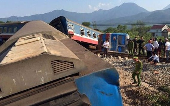 Tàu hỏa va chạm với xe tải, 3 người tử vong