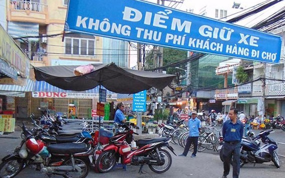 Khi chợ miễn phí giữ xe và nhà vệ sinh phát nhạc