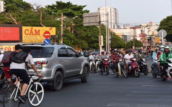 Ra đường chẳng chịu nhường nhau