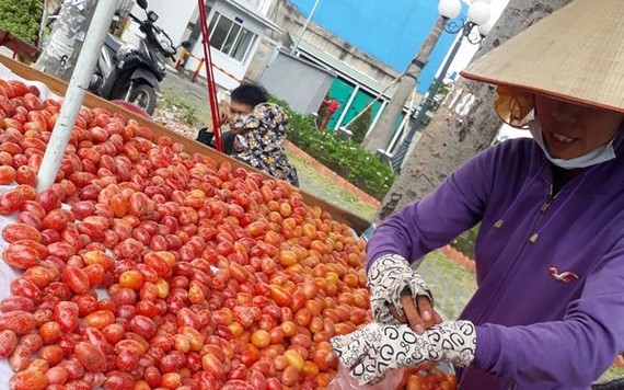 Xoài keo vàng, nhót đỏ bán đầy đường có phải hàng Thái Lan?