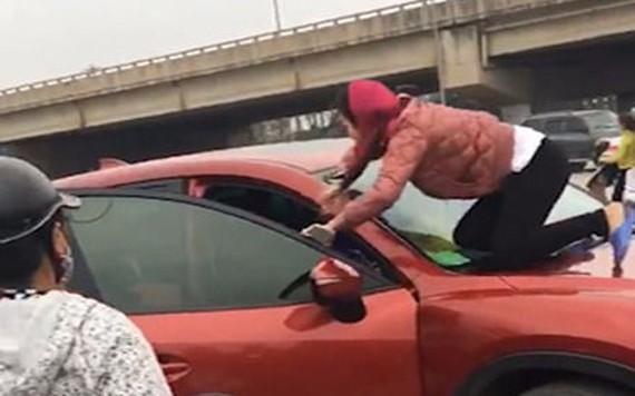 Người phụ nữ nhảy lên nóc ôtô, lôi tình địch ra đánh ghen