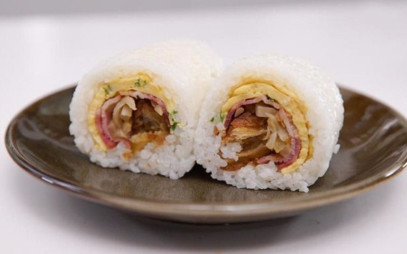 Mười phút làm cơm cuộn kiểu mới đảm bảo ngon