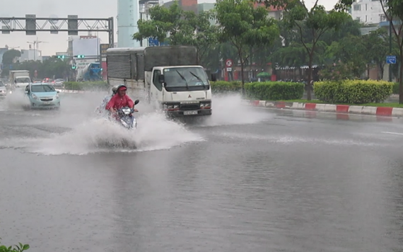 Đường Sài Gòn ngập lênh láng, nhiều ô tô tăng tốc bơi qua 'sông'