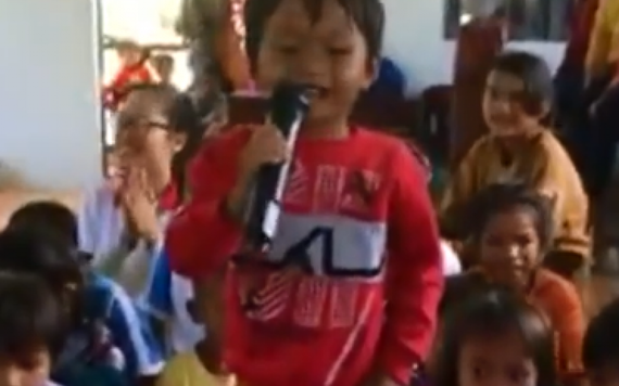 Hài hước với 'Phía sau một cô gái' phiên bản cậu bé người dân tộc thiểu số