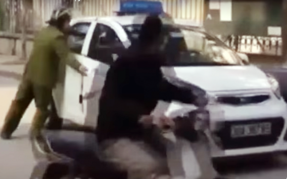 Cảnh sát nổ súng khống chế tài xế Vinasun chống đối khi đậu xe ở đường cấm