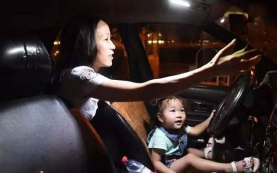 Con nhỏ theo mẹ đơn thân chạy taxi đêm suốt 3 năm