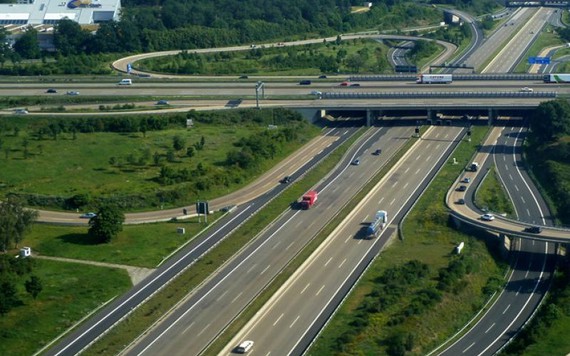 Tại sao Autobahn tại Đức không giới hạn tốc độ như Mỹ?