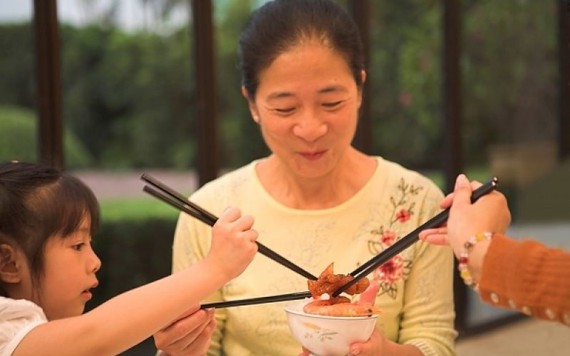 Lý do nên dừng ngay việc gắp thức ăn cho người khác khi dùng bữa