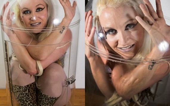 ‘Cô gái không xương’ nhét mình vào chiếc lọ khiến dân mạng thấy sốc