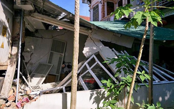 Xe container đâm sập quầy thuốc tây khi tránh người sang đường