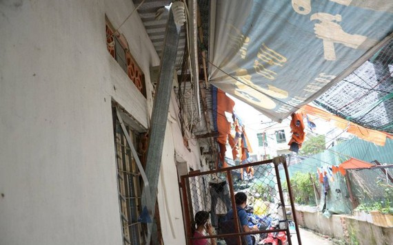 Thanh sắt từ công trình của Đất Xanh rơi thủng mái tôn, hai mẹ con thoát chết trong gang tấc