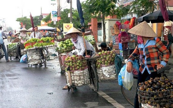 Hà Nội cấm bán trái cây vỉa hè