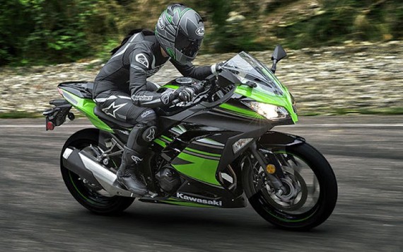 Nữ giới chiều cao khiêm tốn, có nên 'ôm' Kawasaki Ninja 300?