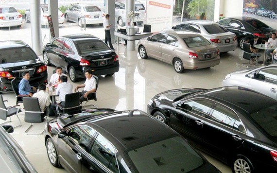 Đại gia ô tô lỗ nặng: Đóng showroom, đi bán nước ngọt, quần áo