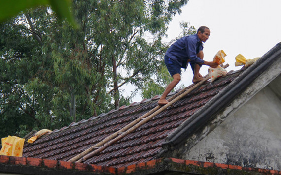 Người miền Trung căng mình chống bão