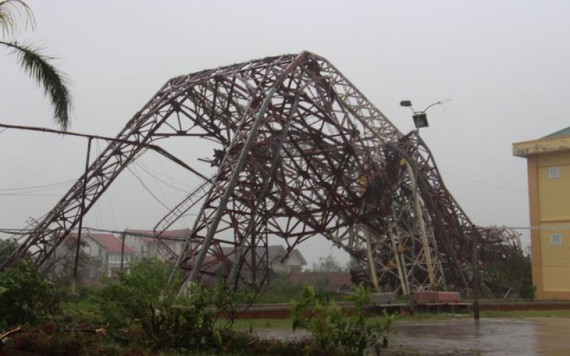 Tháp truyền hình cao 100m đổ gục 'như bún'