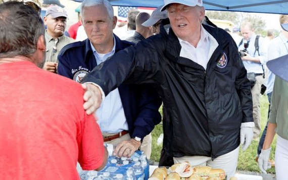Tổng thống Trump phát đồ ăn cho người dân vùng bão