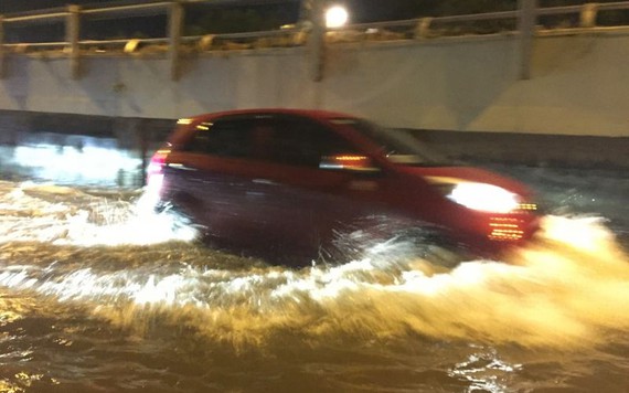 Hàng loạt xe chết máy, ô tô “lội sông” về nhà trong cơn lớn ở Sài Gòn