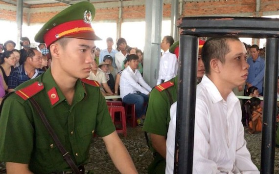 Kỹ sư cầm súng cướp ngân hàng hầu tòa với khung án tử hình