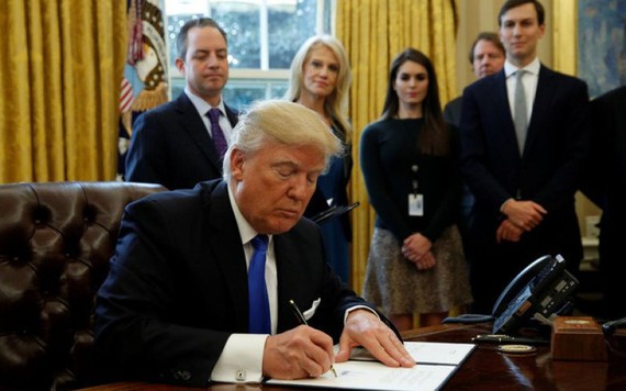 Ông Trump xem xét ra sắc lệnh nhập cư mới