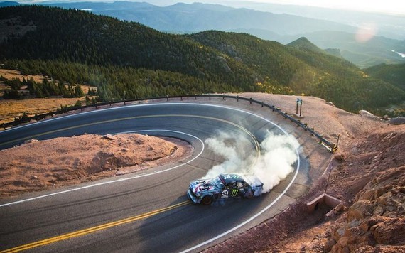 Ken Block tay drift lừng danh chinh phục đỉnh  Pikes Peak