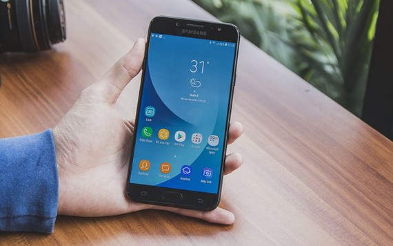 Samsung bất ngờ ra mắt dòng Galaxy J7+, giá 8,69 triệu đồng