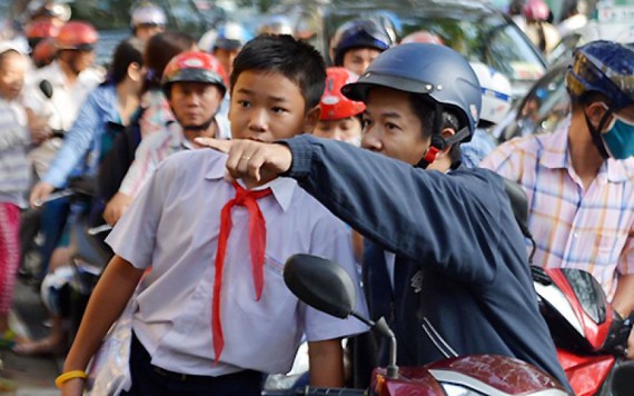 Tránh kẹt xe, học sinh TP.HCM tiếp tục học lệch giờ