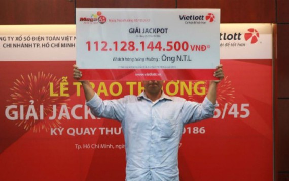 Khách hàng Đồng Nai cầm bảng che nửa mặt nhận hơn trăm tỷ Vietlott