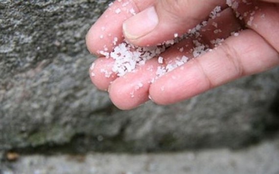 Vì sao nhiều người hay rắc muối quanh nhà vào ngày mưa?