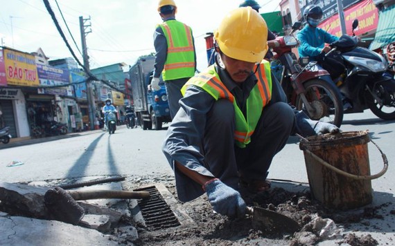 Những người hít mùi hôi đến nôn ọe, vẫn kiên nhẫn làm sạch hố ga Sài Gòn