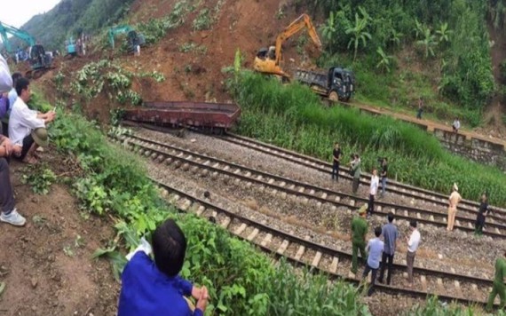 Lở núi, đất đá vùi 7 toa tàu