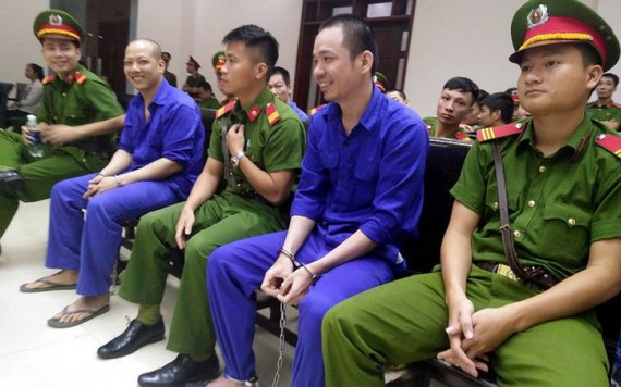 Tử tù trốn trại Nguyễn Văn Tình cười tươi khi hầu tòa