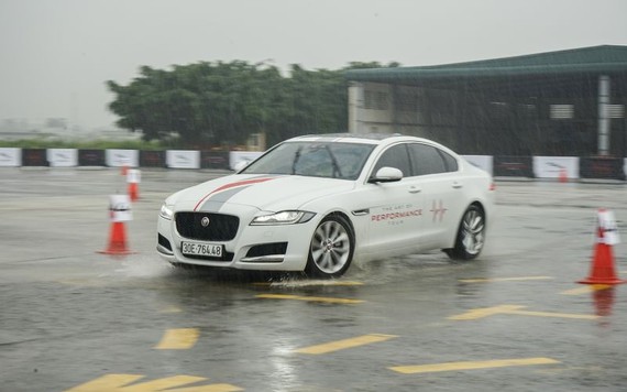 Vào sân bay, thử tài dàn xe Jaguar ở Hà Nội