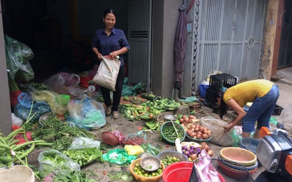 Mưa liên tục, thực phẩm 'leo thang', rau mỗi ngày một giá