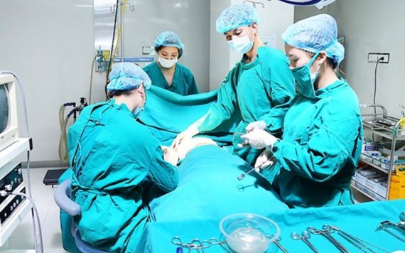 Đua nhau làm đẹp - Tiền mất, họa mang