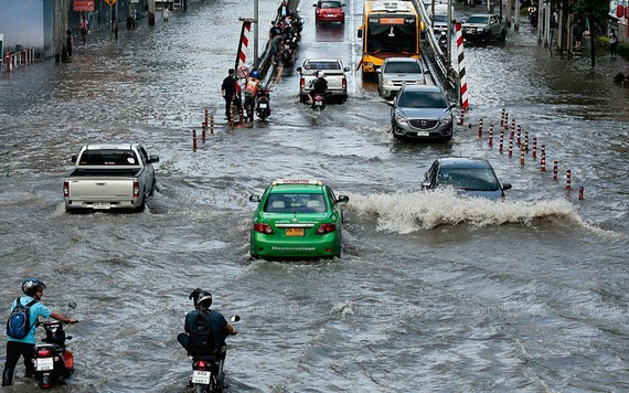 Mưa kỷ lục tại Thái Lan trong 25 năm qua, Bangkok chìm trong biển nước