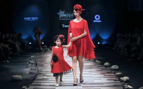 Xuân Lan, Hương Giang cùng đưa con gái lên sàn catwalk