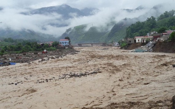 Sau nỗi bàng hoàng lũ quét, ai là người có tội?